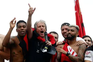 Jorge Jesus, de microfone em punho, com Gabigol ao lado, algures no alto do Rio de Janeiro, a liderar cânticos