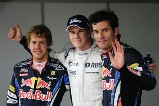 Hulkenberg ao lado de Vettel e Mark Webber depois de conquistar a pole no GP Brasil de 2010