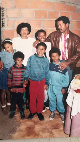 Nani (à frente à direita) com a mãe, irmãos e primos