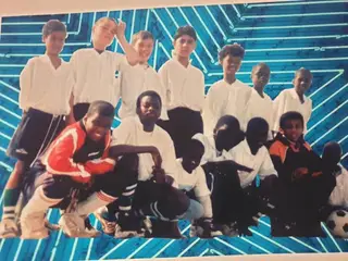 Nani (5º atrás, a partir da esquerda) com os amigos do bairro com quem jogava à bola