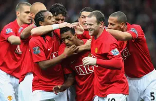 Nai acarinhado pelos colegas do ManchesterUnited, depois de marcar um golo