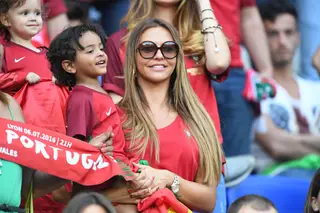 Daniela e Lucas, mulher e filho de Nani, estiveram nas bancadas do Europeu 2016