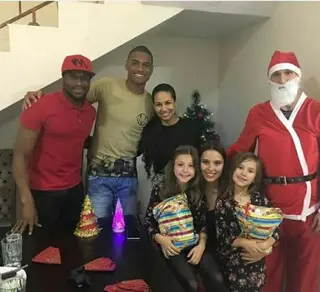 Luís Leal (à esquerda) com Nathan Junior, Ukra (vestido de Pai Natal) e as mulheres de ambos, mais duas filhas de Ukra.