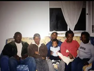 Luis Leal com um sobrinho ao colo, junto de primos e amigos