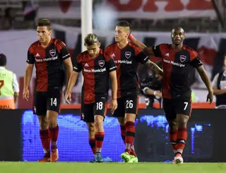 Depois de nova passagem pela Arabia e de jogar no México, Luís Leal (à direita) foi paraos Newell's Old Boys