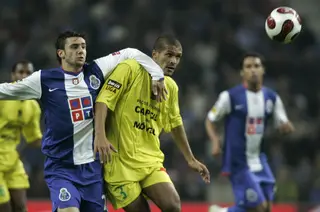 Geraldo e Helder Postiga (à esquerda) durante um jogo entre FCP e Paços de Ferreira