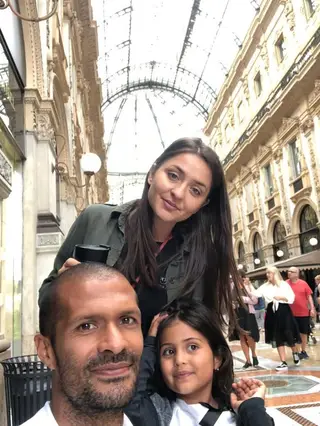 Com a mulher e filha
