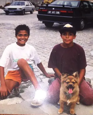 Geraldo e Bruno Alves com o cão de uma vizinha