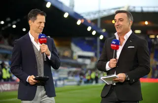 Carlos Carvalhal, nos tempos em que ainda vivia em Inglaterra, aqui a servir de comentador ao lado de Scott Minto, que em tempos jogou no Benfica.