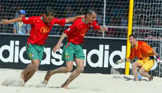 Madjer (à direita) festeja com Nuno Belchior depois de marcar ao Brasil durante o Mundial de 2005