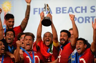 Madjer (ao centro com a taça), a celebrar com a seleção o título de campeão do mundo de 2015, conquistado em Espinho