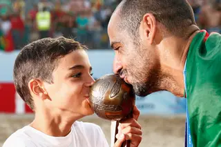 Madjer e o filho beijam o trofeu de campeão do mundo de 2015