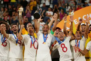 Madjer centro como trofeu de campeão do mundo conquistado em 2019