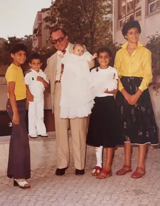 Madjer (de branco em cima do muro) com a irmã Delfina, o avô Gualberto, que tem a prima Vanessa o colo, a irmã Carla e a irmã Regina
