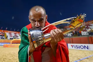 Madjer beija a taça de campeão do mundo 2019