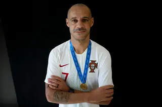 Com a última medalha de campeão do mundo, no dia da entrevista a Tribuna
