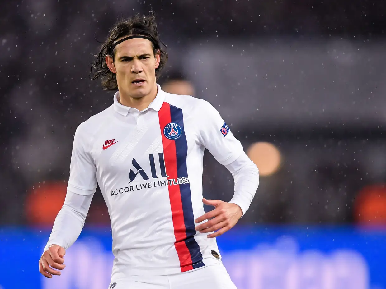 O poderoso e prolífico avançado Cavani está no PSG, de França, e o seu vasto currículo de golos é um íman difícil de resistir. Tem 32 anos