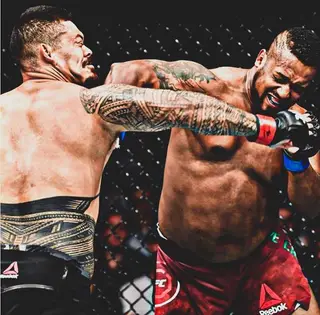 Foi com este direto que Yorgan deiu o adversário KO e venceu o primeiro combate no UFCo