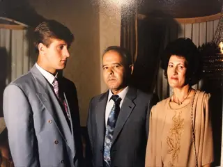 Pedro Martins com os pais, no dia do seu casamento