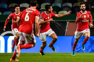 Encontra alguém que olhe para ti, como o Benfica olha para Rafa
