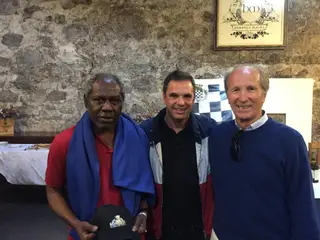 Pedro no meio dos ídolos de infância Artur e Mário João