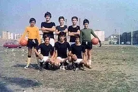 Pedro Barny (de amarelo) e os amigos com quem criou o clube "Estrelas Desportivas". O irmão de Pedro é o 1º em baixo à esquerda