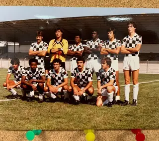 Pedro Barny (o 1º em baixo à esquerda) na sua primeira época como profissinal 1984/85