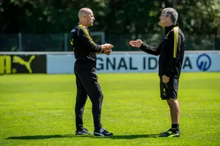 Peter Bosz e Albert Capellas num treino em Dortmund