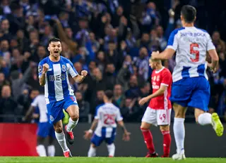 Corona, vencedor do Óscar de melhor coreografia, festeja a vitória do FC Porto na parte II do Clássico