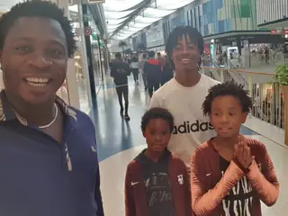 Paíto com os três filhos num centro comercial em Lisboa