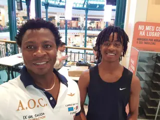 Com o filho mais velho, Edson, que joga futebol no Torreense