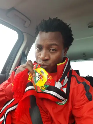 Com as cores da seleção de Moçambique