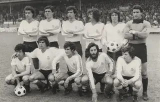 Os cántabros venceram por 2-1 o Real Oviedo C. F. no dia 4 de maio de 1980. Em cima: Mantilla, Junco, Villita, Preciado, Geñupi e Damas. Em baixo: Alarcón, Juan Carlos, Quique Setién, Choya e Toño