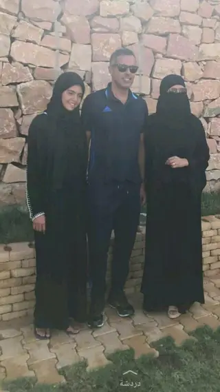 Com a mulher e a filha na Arábia Saudita
