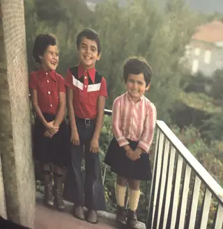 No meio de duas das três irmãs, todas mais novas