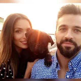 Com a namorada e com o seu pug Ozzy de 4 anos