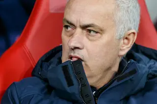 Enquanto não há futebol, Mourinho prepara mexidas no Tottenham
