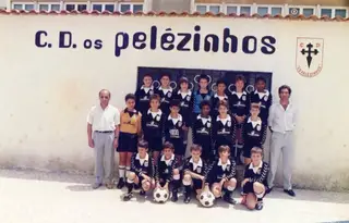 O primeiro clube que Mário Loja representou foi o C.D. os Pelezinhos