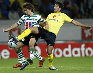 Mário Loja (à direita), enquanto jogador do Beira Mar, a disputar uma bola com João Moutinho do Sporing, em 2005