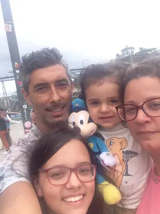 Com a mulher e filhas