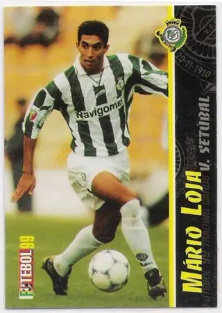 Mário Loja guarda o cromo com a sua fotografia dos primeiros tempos de sénior, no V. Setúbal