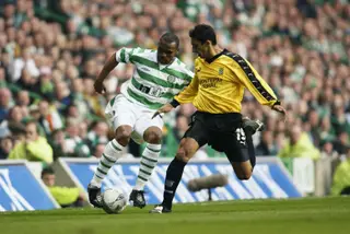 Mário Loja (à direita), então jogador do Boavista, no jogo da 1ª mão da meia final da Taça UEFA contra o Celtic, em 2003