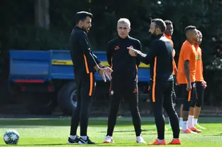 Vítor Severino, à direita, à conversa com Luís Castro, ao centro, e João Brandão, à esquerda - três dos portugueses que trabalham no Shakhtar Donetsk