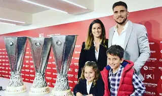 Com a mulher, os filhos e as três taças da Liga Europa que conquistou pelo Sevilha