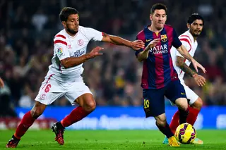 Daniel (à esquerda) a jogar pelo Sevilha e a disputar uma bola com Messi