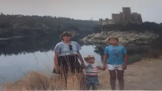 Daniel no meio da mãe e do irmão