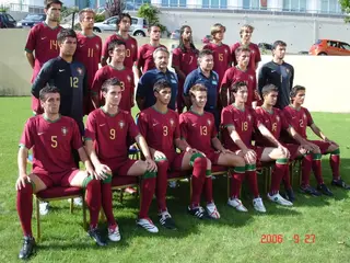 Daniel (2ª ªà direita na fila do meio), com a seleção de sub-19