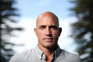 O melhor exemplo que Kelly Slater pode dar neste momento é assim, vestido, seco e em terra.