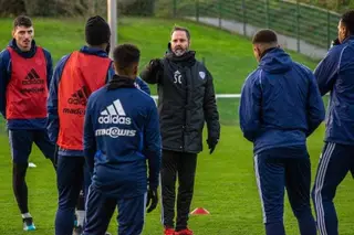Secretário fala com os seus jogadores durante um treino do Créteil-Lusitanos