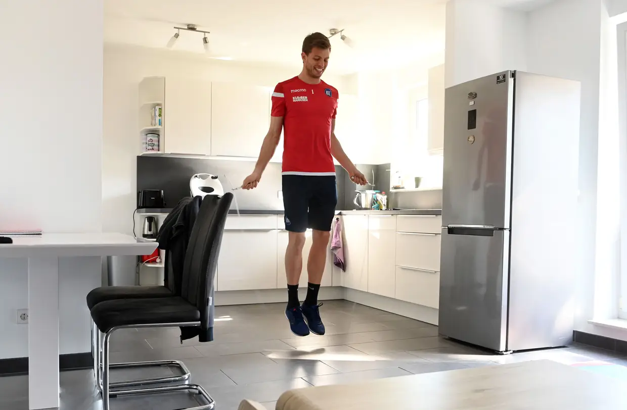 Benjamin Uphoff, guarda-redes da equipa de futebol do Karlsruher, na Alemanha